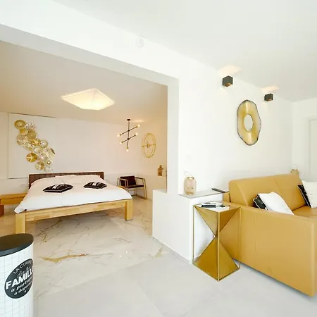 Gallery Luxury & *